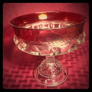 Lovely vintage serving bowl, 7 inches in diameter.